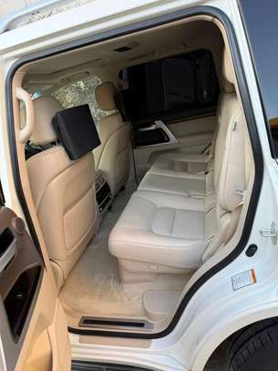Toyota Land cruiser v8 2018 model image 11