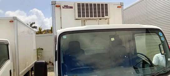 ISUZU NPR85 freezer image 3
