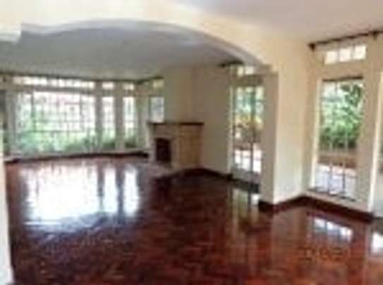 5 Bed Villa with En Suite in Rosslyn image 13