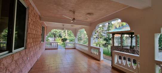 5 Bed Villa with En Suite at Aloo Drive image 16