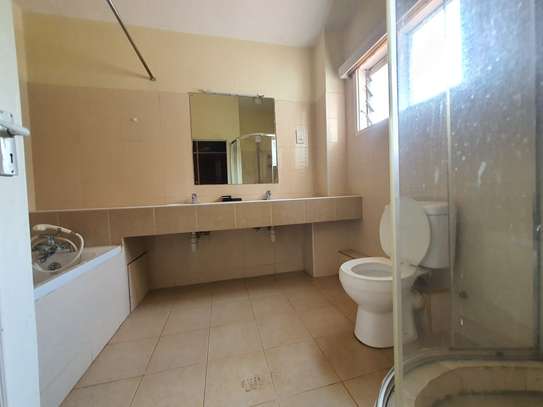4 Bed House with En Suite at Lakeview image 7