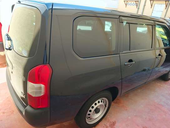 Toyota sunroof hybrid Gl image 4