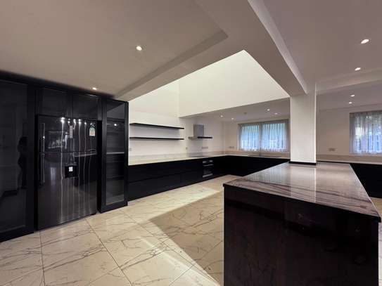 5 Bed House with En Suite in Runda image 10