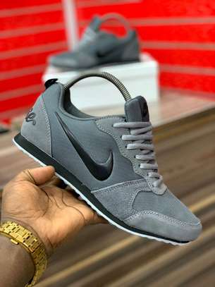 Nike casual sneakers image 3