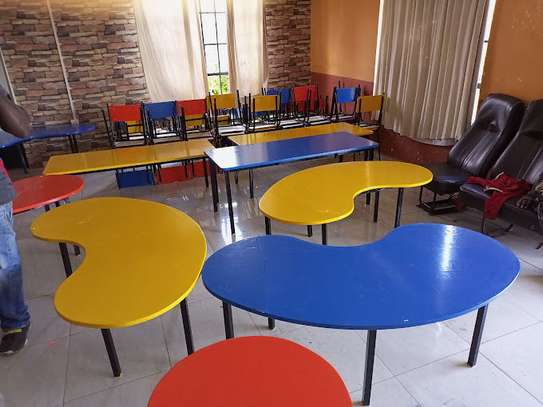 Bean shaped worktables for schools. image 3