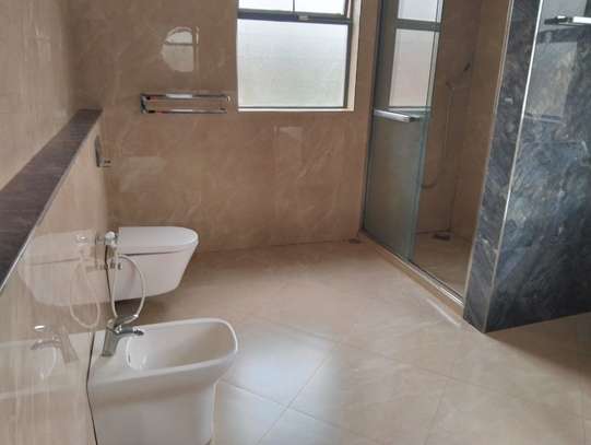 5 Bed House with En Suite in Lavington image 34
