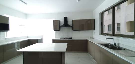 4 Bed Apartment with En Suite in General Mathenge image 16