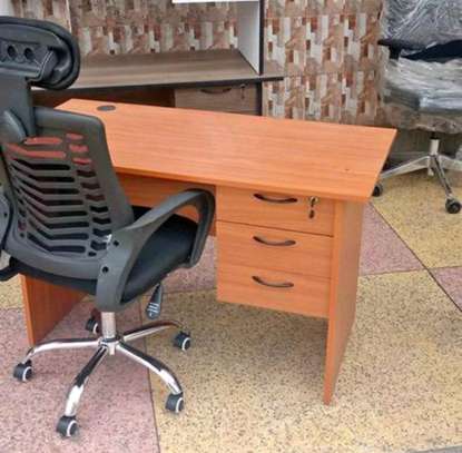 Office chair and desk combination image 1