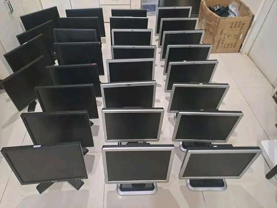 17” inch Dell square HD LCD Monitor @ KSH 5,000 image 3