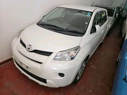 Toyota IST pearl white image 5