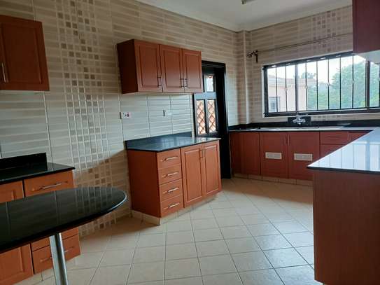3 Bed Apartment with En Suite at Brookside Dr image 6