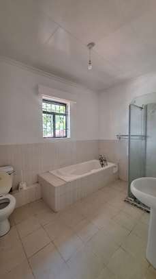 4 Bed House with En Suite in Rosslyn image 12