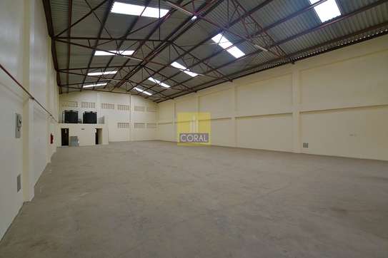 6000 ft² warehouse for rent in Industrial Area image 5