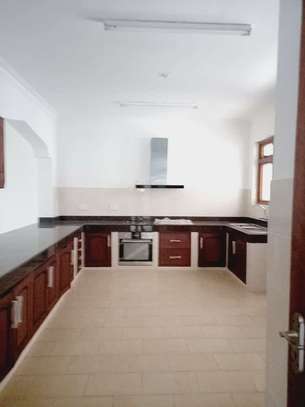 4 Bed House with En Suite in Nyali Area image 4