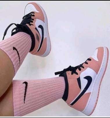 Jordan 1 pink 
Shoes image 1