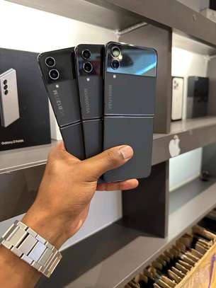 Samsung Galaxy Z Flip4 image 2