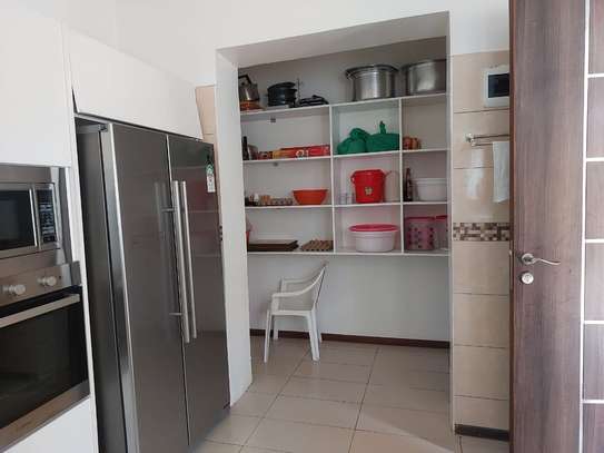5 Bed Townhouse with En Suite in Ridgeways image 7