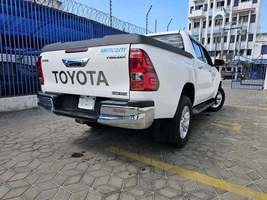 Toyota Hilux 4x4 Pickup White Durable Performance image 7