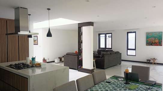 4 Bed Villa with En Suite in Westlands Area image 3