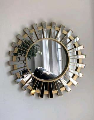 Round mirror image 1