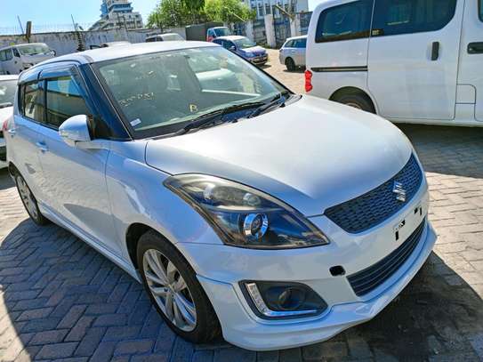 Suzuki swift pearl white image 4