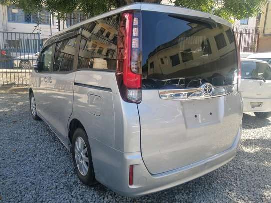 Toyota Noah 2016 image 5