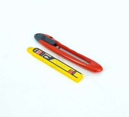 Small 9mm Retractable Box Cutter Knife with 11 Blades image 2