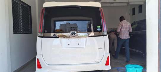 Toyota Noah WxB White 2018 2wd image 9