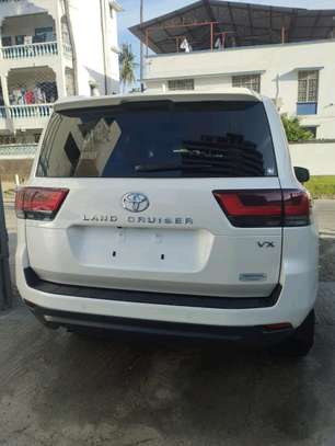 Toyota Land cruiser VX White 2021 image 8