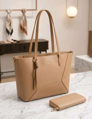 CLASSY 2-IN-1 LADIES HANDBAG SET – NEW ARRIVAL! 🖤👜 image 4