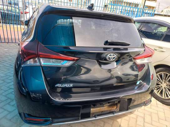 Toyota auris new shape image 4