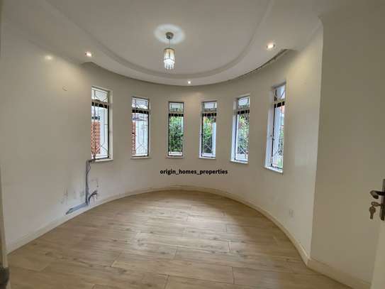 5 Bed Townhouse with En Suite at Riverside Drive image 1