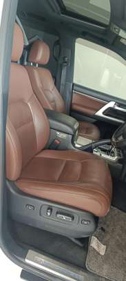 Toyota land Cruiser V8 Zx Sunroof White 2018 image 12