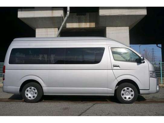 TOYOTA HIECE AUTO DIESEL COMUTER 18 SEATER. image 10