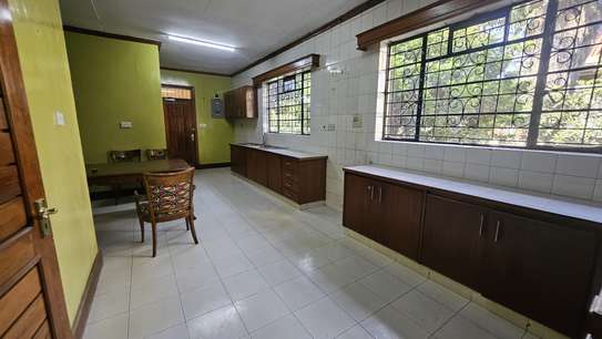 5 Bed House with En Suite in Gigiri image 14