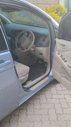 Toyota Isis image 14