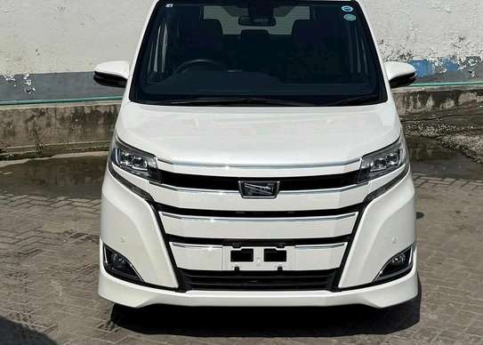 TOYOTA NOAH image 2