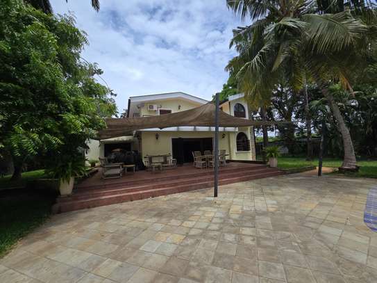 5 Bed House with En Suite in Nyali Area image 8