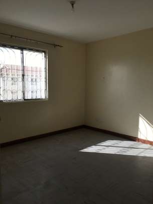 3 Bed Apartment with En Suite at Nyayo Estate Embakasi image 8