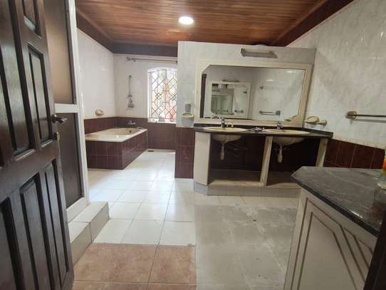 4 Bed House with Garden in Hill View image 11