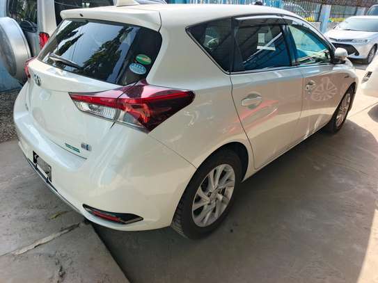 Toyota Auris hybrid image 9