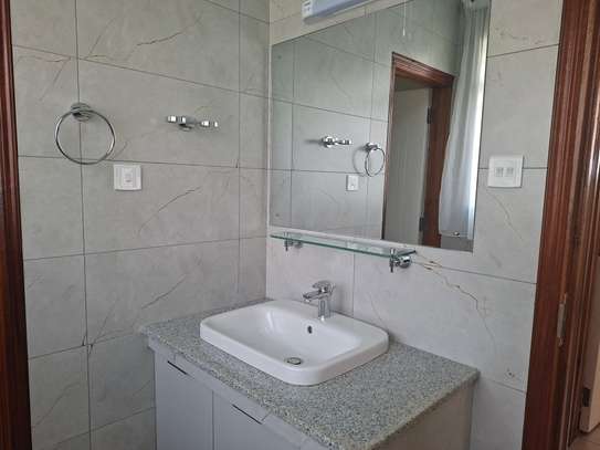 Furnished 2 Bed Apartment with En Suite at Close To Un image 14