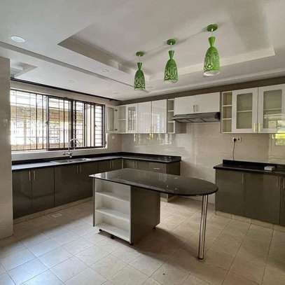 5 Bed Townhouse with En Suite in Lavington image 4