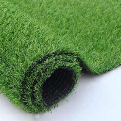 Nice durable green grass carpet. image 3