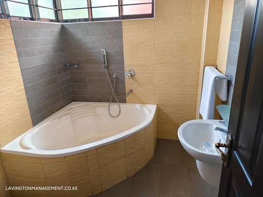 5 Bed House with En Suite at Lavington Green image 35