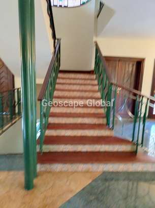 6 Bed House with En Suite at Nairobi image 1