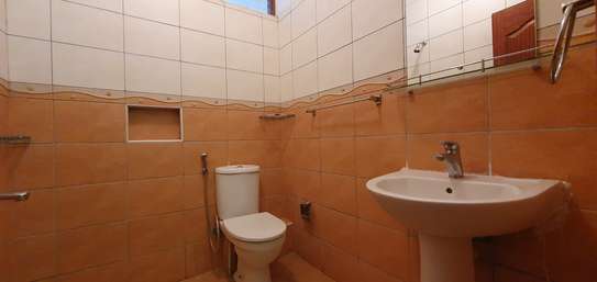 4 Bed Apartment with En Suite at 2Nd Parklands Avenue image 2