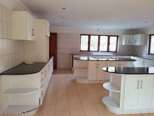 5 Bed House with En Suite at Gigiri image 9
