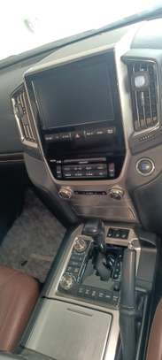 Toyota land Cruiser V8 Zx Sunroof White 2018 image 8