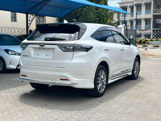 TOYOTA HARRIER NEW IMPORT WITH SUNROOF. image 5